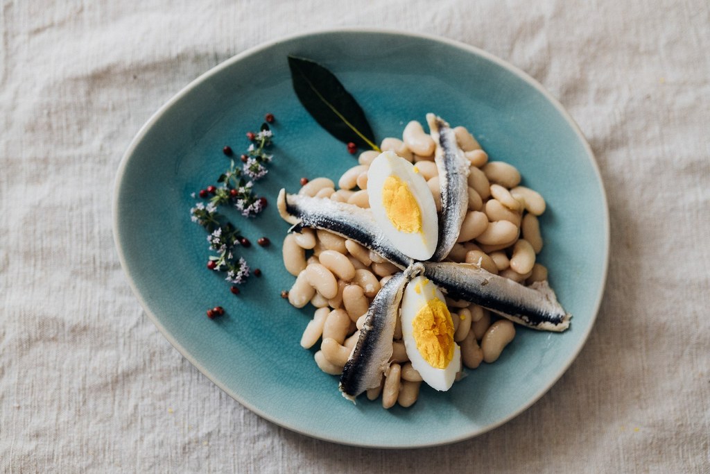 Plat de Haricots-Maïs du Béarn avec œufs et anchois, cuisinés en frais